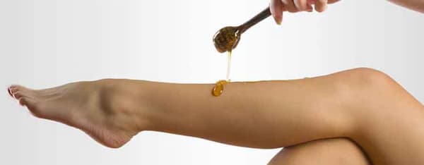 cera araba che cola sulla gamba di una donna