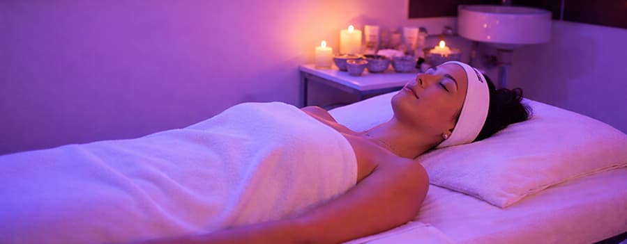 viso con maschera fango