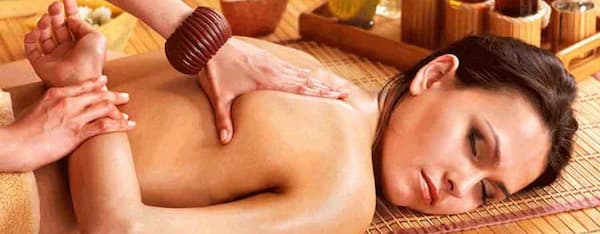 un operatrice esegue una manualità shiatsu su una donna sdraiata