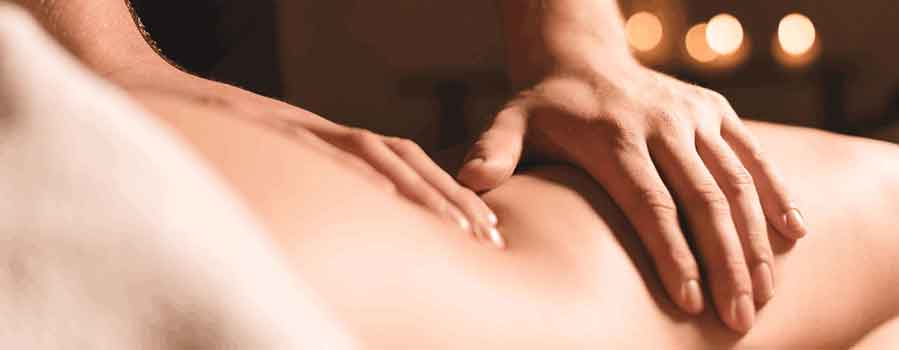 mani che effettuano un massaggio modellante sul corpo di una donna