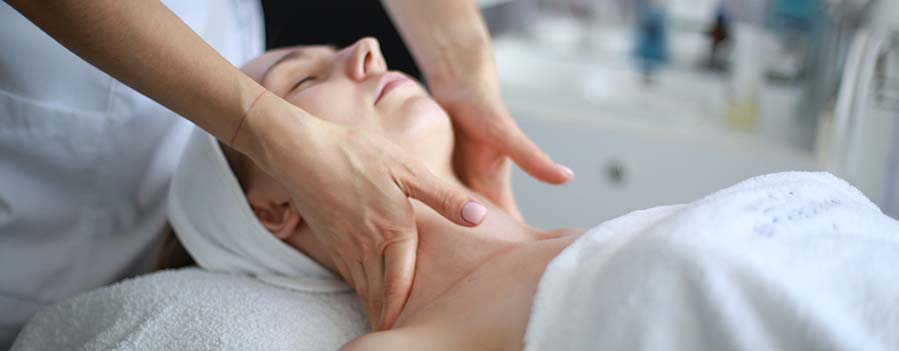 mani che massaggiano collo di una donna